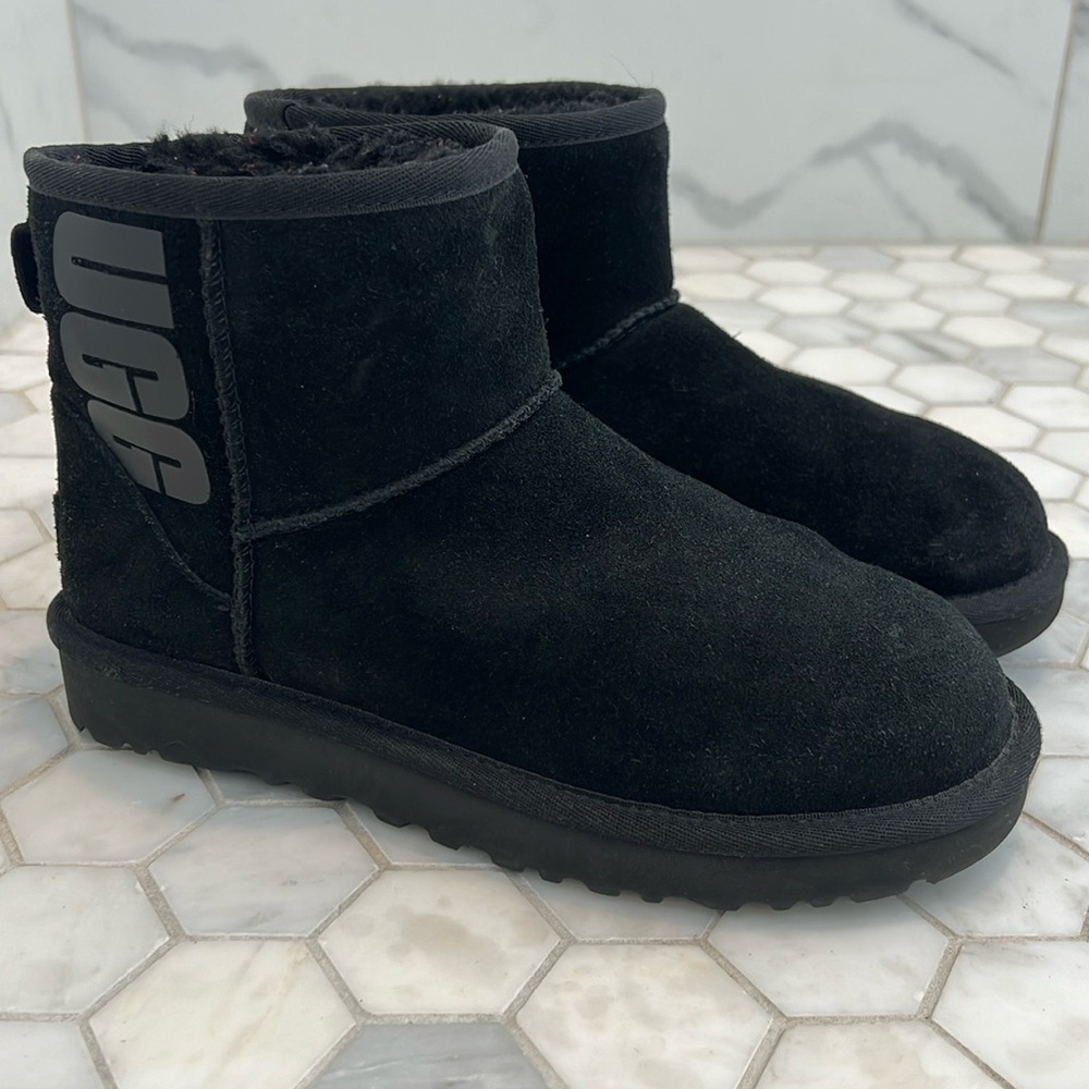 UGG Classic Mini UGG LOGO Black Suede Leather Boots Women’s Shoe Size 6